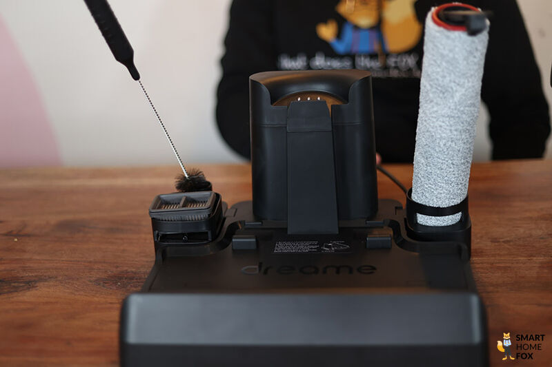 Dreame H12 Pro Ladestation mit Ersatzzubehör und Reinigungsbürste